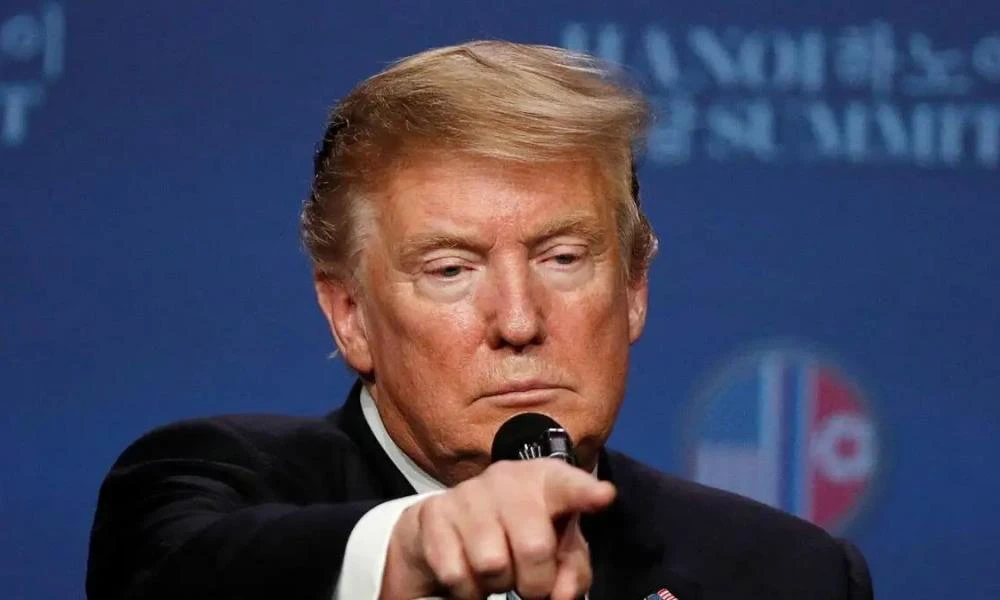 Washington Post: Ο Ντόναλντ Τραμπ πιέζει τους συμβούλους του να κλιμακώσουν την αύξηση των δασμών